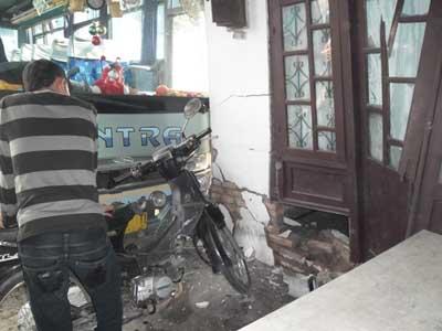 Bus Medan Jaya Gilas Lukas Tambunan, Bus Intra Seruduk Rumah Warga